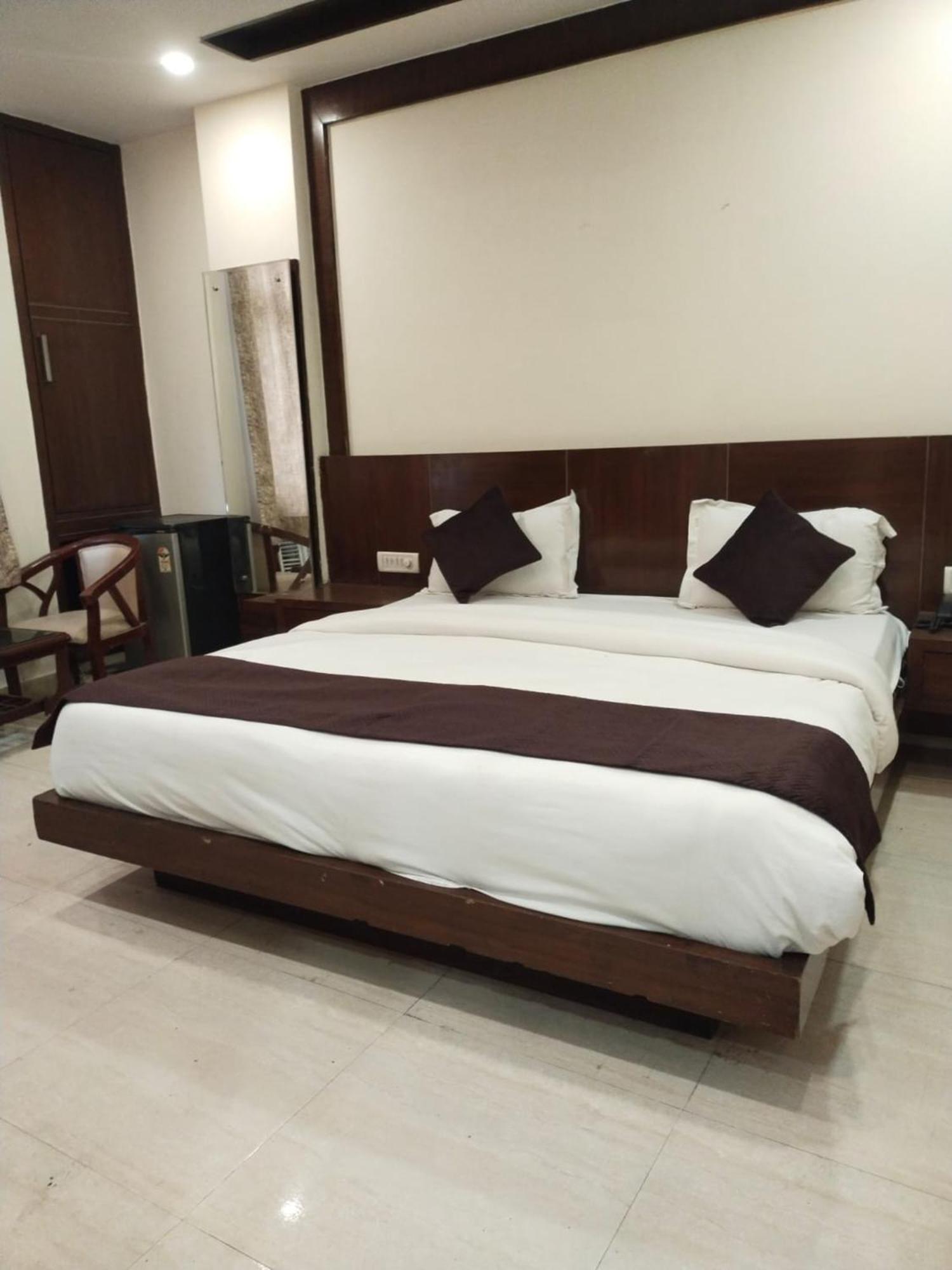 Hotel Lav Kush Deluxe At Paharganj نيودلهي المظهر الخارجي الصورة